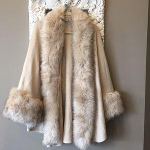 NWOT Beautiful Cape Sweater Jacket✨✨✨